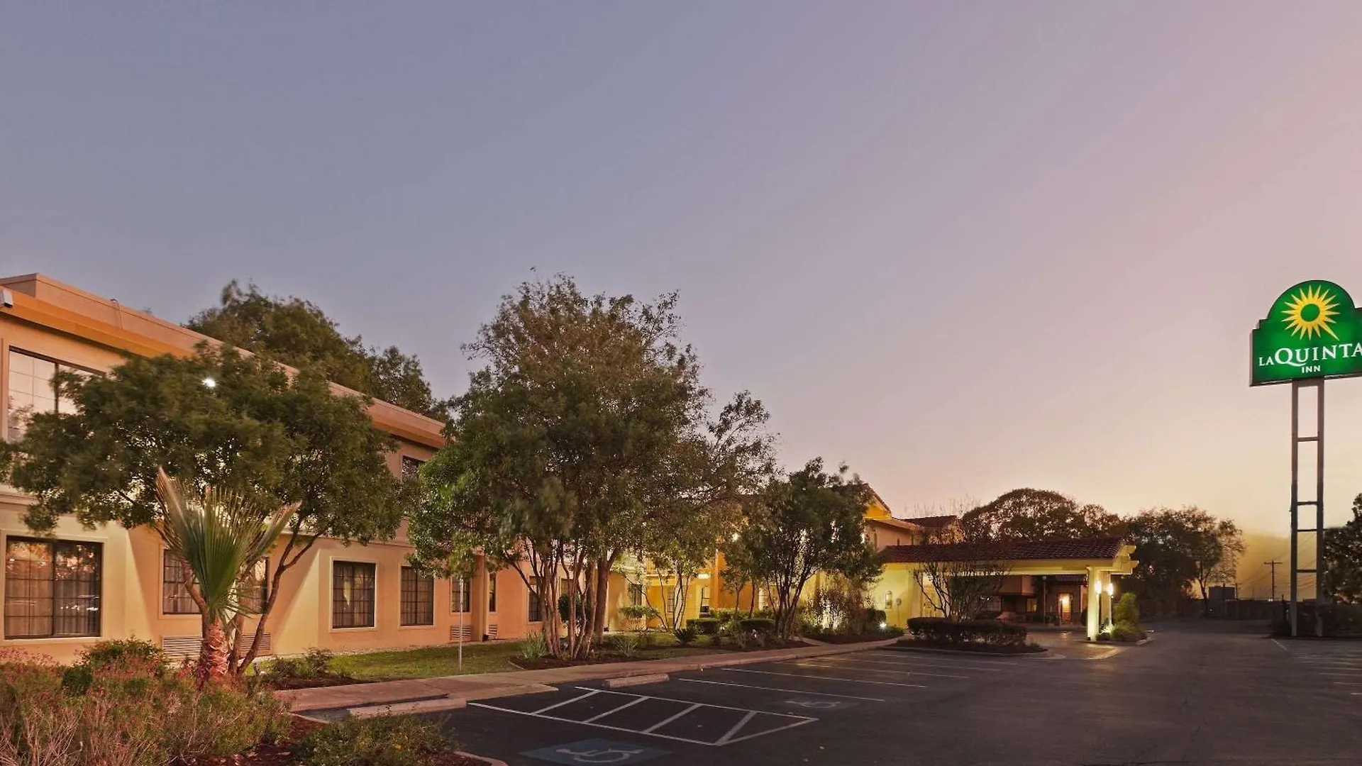 9 Budget Hotels Close to Gallery of the Republic, Austin