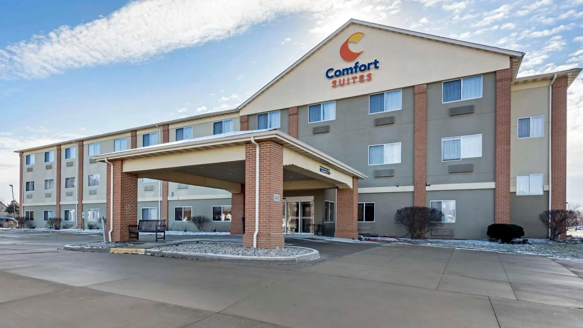 Staying Near McLean County Historical Society: 6 Three-Star Hotels Compared