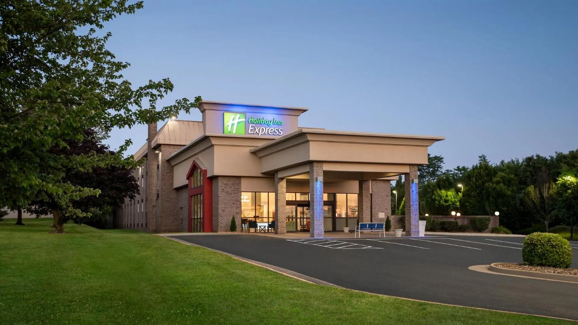 4 Smart Holiday Inn Express Hotels in Blue Ridge Mountains Worth Booking