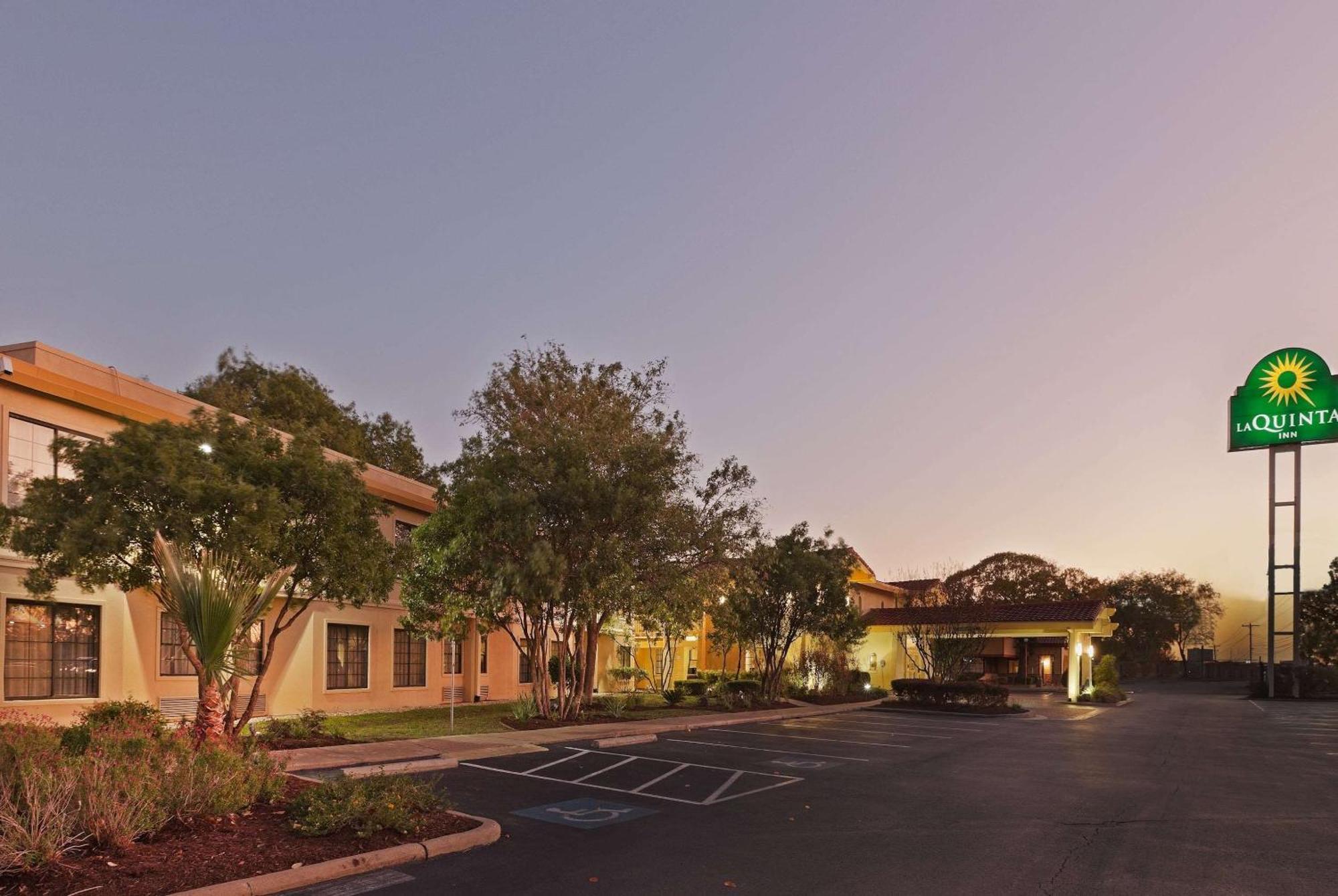 9 Budget Hotels Close to Gallery of the Republic, Austin