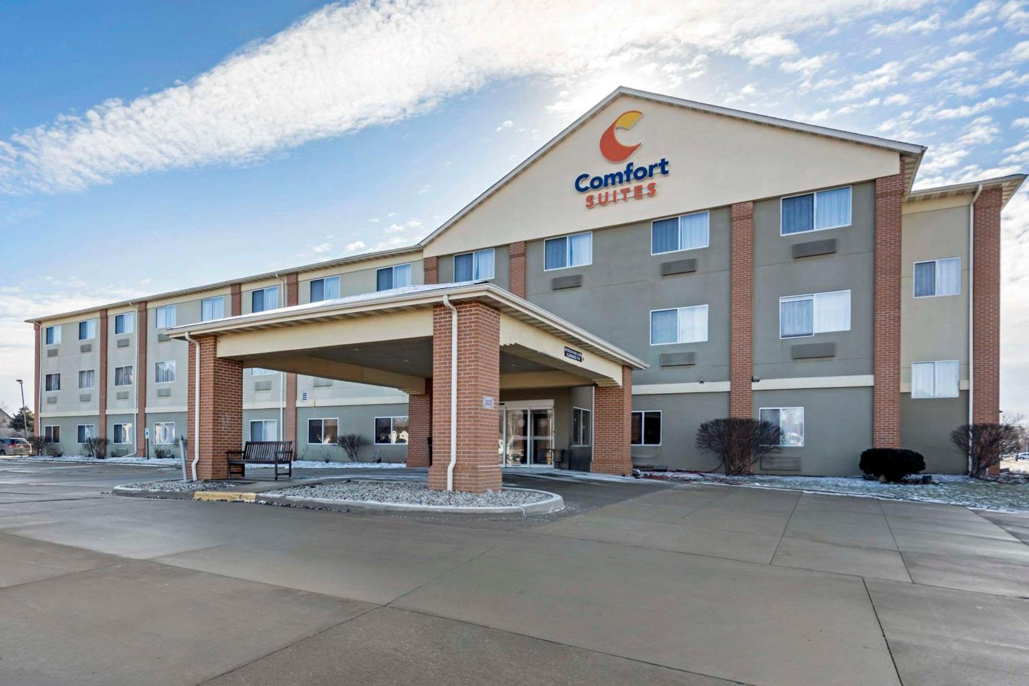 Staying Near McLean County Historical Society: 6 Three-Star Hotels Compared