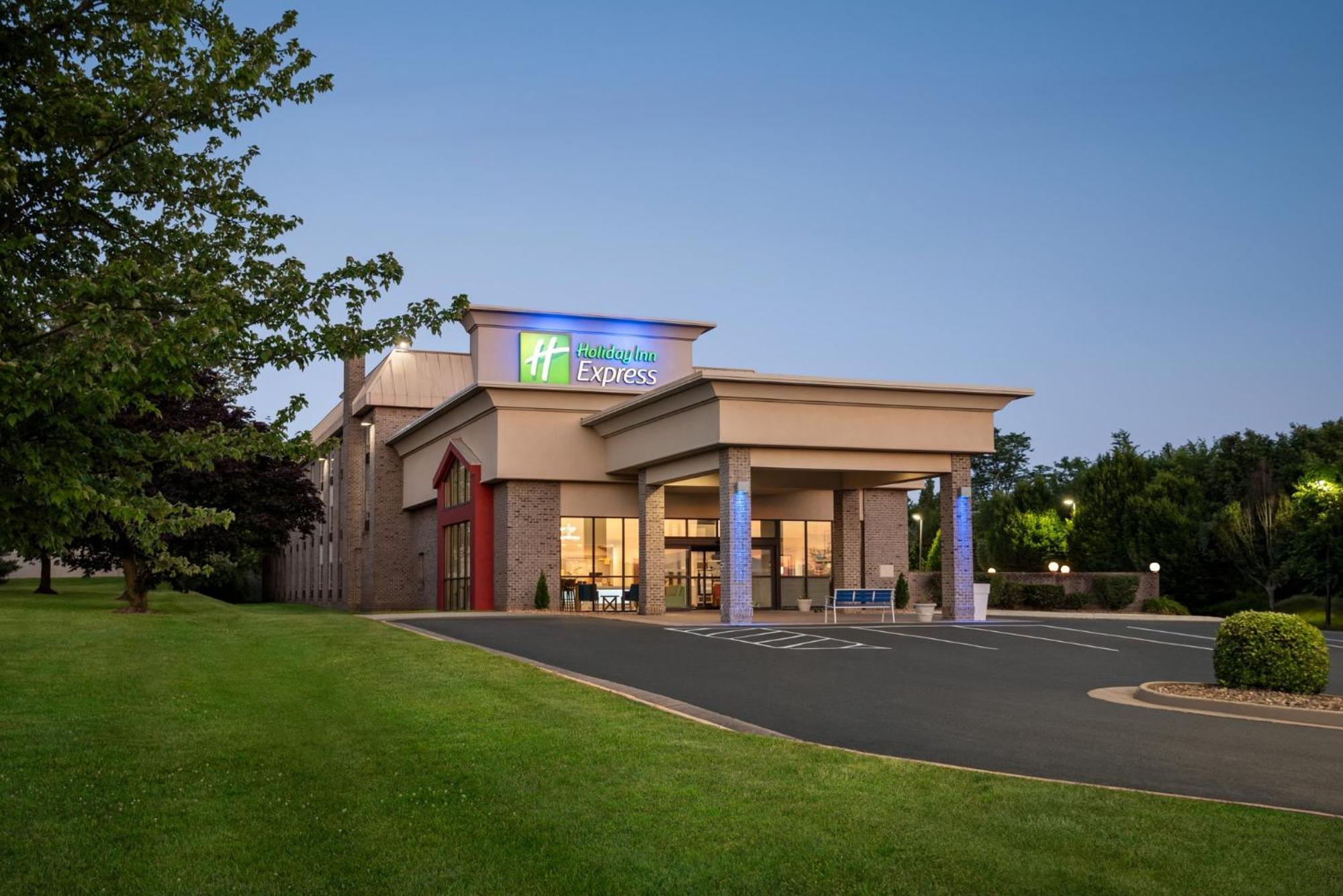 4 Smart Holiday Inn Express Hotels in Blue Ridge Mountains Worth Booking
